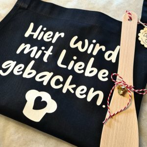 Schürze inkl. Kochlöffel "Hier wird mit Liebe gebacken" Bio Baumwolle